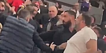 Πιάστηκαν στα χέρια Μαρινάκης – Γρηγόρης Δημητριάδης στα επίσημα του T Center – Σκίστηκε η μπλούζα του προέδρου της ΠΑΕ Ολυμπιακός