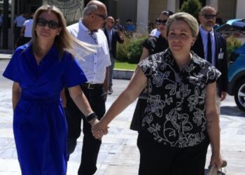«ΜΗΝ ΣΤΑΜΑΤΑΣ – ΦΑΤΟΥΣ ΤΑ ΣΩΘΙΚΑ»: Μήνυμα στήριξης από μητέρα θύματος της τραγωδίας των Τεμπών προς τη Μαρία Καρυστιανού