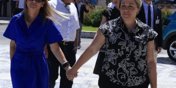 «ΜΗΝ ΣΤΑΜΑΤΑΣ – ΦΑΤΟΥΣ ΤΑ ΣΩΘΙΚΑ»: Μήνυμα στήριξης από μητέρα θύματος της τραγωδίας των Τεμπών προς τη Μαρία Καρυστιανού