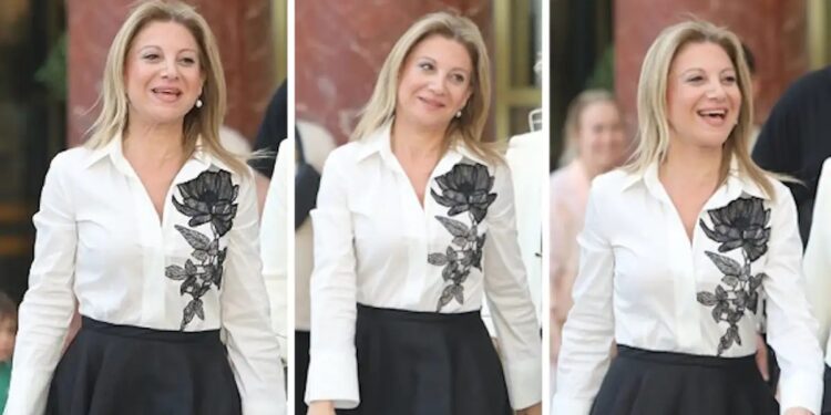 Μαρία Καρυστιανού: Η εμφάνιση με δημιουργία του Βασίλη Ζούλια στην παρουσίαση του κόμματος στη Θεσσαλονίκη