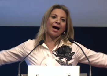 Κύκλοι Καρυστιανού κατά Λιάγκα: Στην εκδήλωση της «Ελπίδας για τη Δημοκρατία» είδε μόνο γραφικούς και ψεκασμένους