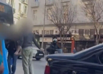 Άγριο ξύλο μαχαιρώματα και σιδερογροθιές στη μέση του δρόμου και για ασήμαντες αφορμές (video)