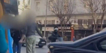Άγριο ξύλο μαχαιρώματα και σιδερογροθιές στη μέση του δρόμου και για ασήμαντες αφορμές (video)
