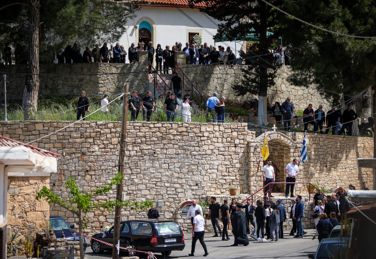 Κηδεία του 21χρονου Νικήτα στον Ι.Ν Αγίας Κυριακής στον Χώνο Μυλοποτάμου.Ο 21χρονος δολοφονήθηκε από τον πατέρα του φίλου του, που τον θεώρησε υπεύθυνο για τον θάνατο του παιδιού του σε τροχαίο