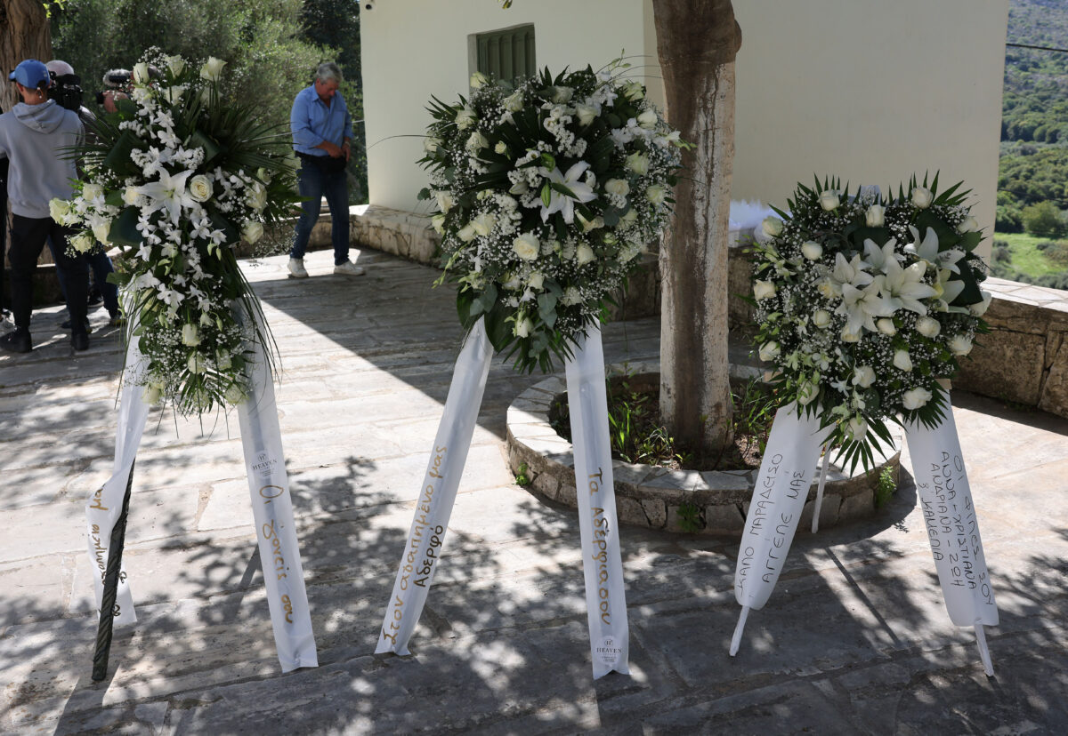 Κηδεία του 21χρονου Νικήτα στον Ι.Ν Αγίας Κυριακής στον Χώνο Μυλοποτάμου.Ο 21χρονος δολοφονήθηκε από τον πατέρα του φίλου του, που τον θεώρησε υπεύθυνο για τον θάνατο του παιδιού του σε τροχαίο