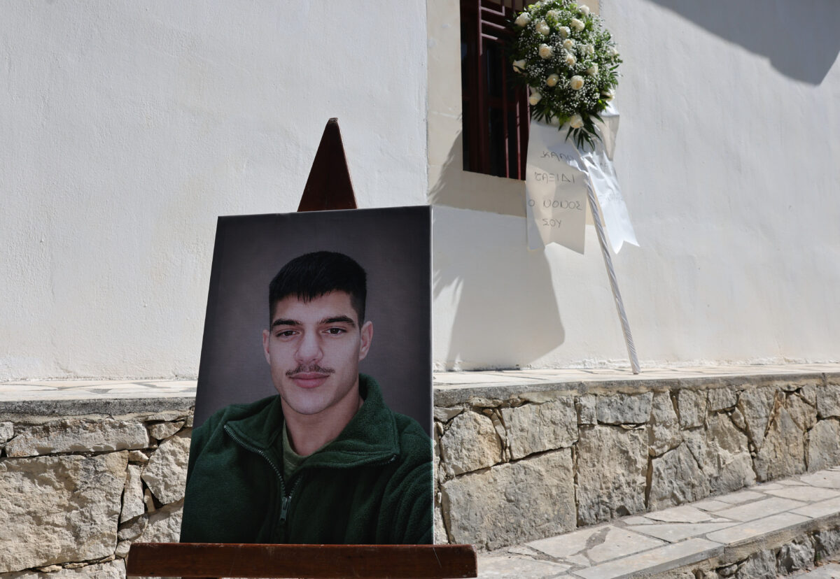 Κηδεία του 21χρονου Νικήτα στον Ι.Ν Αγίας Κυριακής στον Χώνο Μυλοποτάμου.Ο 21χρονος δολοφονήθηκε από τον πατέρα του φίλου του, που τον θεώρησε υπεύθυνο για τον θάνατο του παιδιού του σε τροχαίο, Πέμπτη 7 Μαϊου 2026 (ΣΤΕΦΑΝΟΣ ΡΑΠΑΝΗΣ