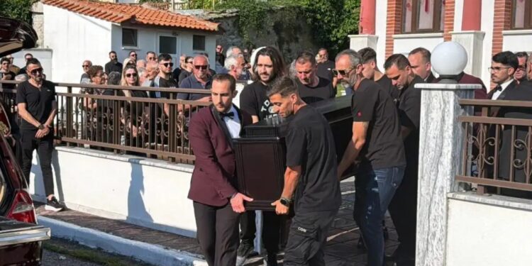 Παρασκευάς Άντζας – Το τελευταίο «αντίο»: Βαθιά οδύνη στην κηδεία του – Τζόρτζεβιτς, Τοροσίδης, Σιόβας, Αβραάμ, Γεωργάτος και Καστίγιο αποχαιρέτησαν τον φίλο και συμπαίκτη τους