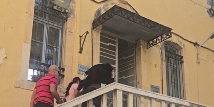 Κακοποίηση 3χρονης στην Κρήτη: Στον ανακριτή η 25χρονη μητέρα και ο 27χρονος σύντροφός της για τον σοβαρό τραυματισμό του τρίχρονου κοριτσιού