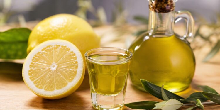 Πίνω εδώ και έναν μήνα ένα σφηνάκι έξτρα παρθένο ελαιόλαδο με λεμόνι και αυτές είναι οι αλλαγές που είδα στο δέρμα και στην καθημερινότητά μου