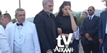 Γωγώ Μαστροκώστα: Απέραντος πόνος και οδύνη στην ταφή της στο Ευηνοχώρι Μεσολογγίου – Συντετριμμένη η οικογένειά της