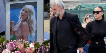 Χέρι χέρι με την κόρη του ο Τραϊανός Δέλλας στην κηδεία της Γωγώς Μαστροκώστα – Απαρηγόρητες η μητέρα και η αδερφή της (video)