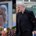 Χέρι χέρι με την κόρη του ο Τραϊανός Δέλλας στην κηδεία της Γωγώς Μαστροκώστα – Απαρηγόρητες η μητέρα και η αδερφή της (video)