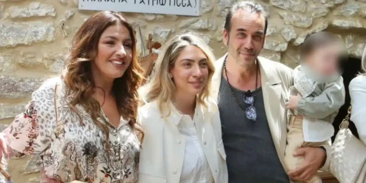 Πάνος Μουζουράκης & Μαριλού Κόζαρη: Βάφτισαν τον γιο τους με νονά την Έλενα Παπαρίζου