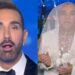 «Πάγωσε» ο Κοκλώνης με το… νυφικό πέπλο του Σαμαρά στο J2US: «Νίκο μου, αφού ντύθηκες γαμπρός…»