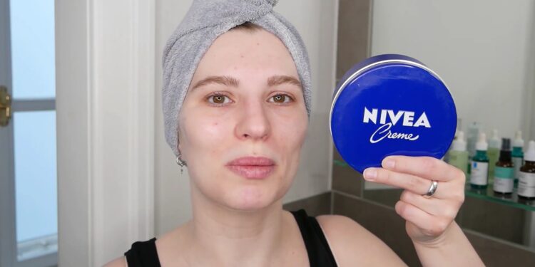 Γιατί όλοι βάζουν την μπλε Nivea στο πρόσωπο πριν τον ύπνο