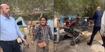Ο δήμαρχος Περάματος ρίχνει νερό με την υδροφόρα πολιτικής προστασίας στους Ρομά που κατέλαβαν δημοτικό χώρο