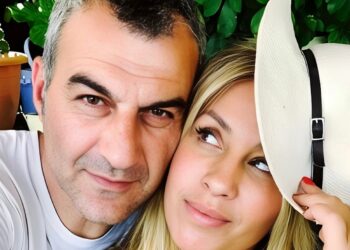 Τραϊανός Δέλλας: Αγνώριστος στην πρώτη δημόσια εμφάνιση μετά την αποκάλυψη για την υγεία της Μαστροκώστα