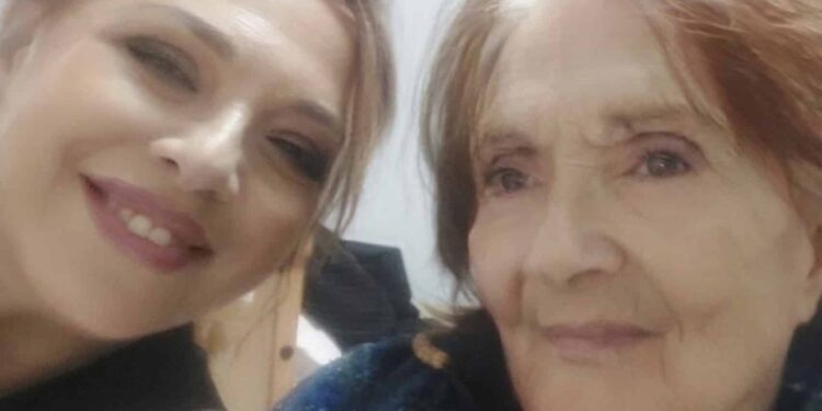 Συγκινεί η Ελένη Ράντου: «Δεν έχω αποδεχτεί τον θάνατο, ακόμη αντιστέκομαι, δεν μπορώ να δεχτώ πως θα φύγει η μητέρα μου»