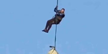 Αστυνομικός κατεβαίνει με σχοινιά από ελικόπτερο και αρπάζει κροκόδειλο που κατασπάραξε επιχειρηματία