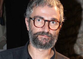 Με μακρύ μούσι και ράσα παπά: Αγνώριστος ο Άρης Σερβετάλης – Η πρώτη φωτογραφία μέσα από το Άγιον Όρος