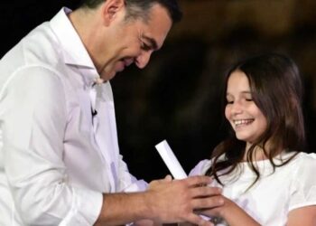 Ποιο είναι το μικρό κορίτσι που παρέδωσε στον Τσίπρα το όνομα του νέου κόμματος  – Η συμβολική στιγμή