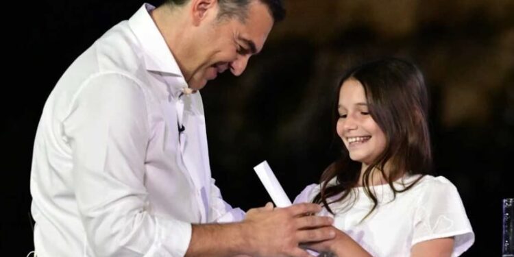Ποιο είναι το μικρό κορίτσι που παρέδωσε στον Τσίπρα το όνομα του νέου κόμματος  – Η συμβολική στιγμή