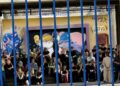 ΒΟΥΡΚΩΜΕΝΑ ΚΑΙ ΜΕ ΛΕΥΚΑ ΛΟΥΛΟΥΔΙΑ ΣΤΑ ΧΕΡΙΑ ΑΠΟΧΑΙΡΕΤΟΥΝ ΤΑ ΠΑΙΔΙΑ ΣΤΟ ΣΧΟΛΕΙΟ ΤΗΝ 17ΧΡΟΝΗ – ΜΑΧΗ ΓΙΑ ΤΗ ΖΩΗ ΤΗΣ ΔΙΝΕΙ Η ΦΙΛΗ ΤΗΣ