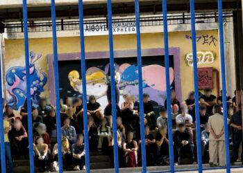 ΒΟΥΡΚΩΜΕΝΑ ΚΑΙ ΜΕ ΛΕΥΚΑ ΛΟΥΛΟΥΔΙΑ ΣΤΑ ΧΕΡΙΑ ΑΠΟΧΑΙΡΕΤΟΥΝ ΤΑ ΠΑΙΔΙΑ ΣΤΟ ΣΧΟΛΕΙΟ ΤΗΝ 17ΧΡΟΝΗ – ΜΑΧΗ ΓΙΑ ΤΗ ΖΩΗ ΤΗΣ ΔΙΝΕΙ Η ΦΙΛΗ ΤΗΣ