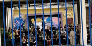 ΒΟΥΡΚΩΜΕΝΑ ΚΑΙ ΜΕ ΛΕΥΚΑ ΛΟΥΛΟΥΔΙΑ ΣΤΑ ΧΕΡΙΑ ΑΠΟΧΑΙΡΕΤΟΥΝ ΤΑ ΠΑΙΔΙΑ ΣΤΟ ΣΧΟΛΕΙΟ ΤΗΝ 17ΧΡΟΝΗ – ΜΑΧΗ ΓΙΑ ΤΗ ΖΩΗ ΤΗΣ ΔΙΝΕΙ Η ΦΙΛΗ ΤΗΣ