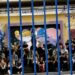 ΒΟΥΡΚΩΜΕΝΑ ΚΑΙ ΜΕ ΛΕΥΚΑ ΛΟΥΛΟΥΔΙΑ ΣΤΑ ΧΕΡΙΑ ΑΠΟΧΑΙΡΕΤΟΥΝ ΤΑ ΠΑΙΔΙΑ ΣΤΟ ΣΧΟΛΕΙΟ ΤΗΝ 17ΧΡΟΝΗ – ΜΑΧΗ ΓΙΑ ΤΗ ΖΩΗ ΤΗΣ ΔΙΝΕΙ Η ΦΙΛΗ ΤΗΣ