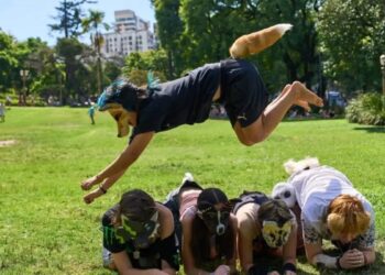 Αυτοπροσδιορίζονται ως ζώα, φοράνε ουρές, μάσκες ζώων και πάνε στον κτηνίατρο – Μουγκρίζουν και περπατούν στα τέσσερα (video)