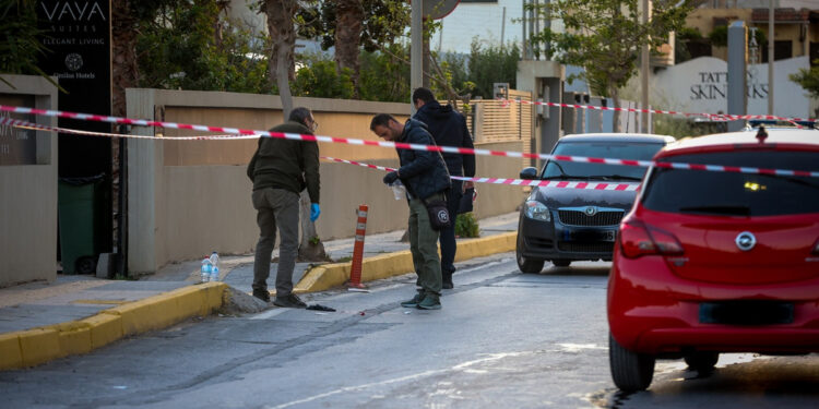 Η νέα βεντέτα που συγκλονίζει την Κρήτη: Εκτέλεσε με 4 σφαίρες τον φίλο του γιου – Τον θεωρούσε υπαίτιο για το τροχαίο που σκότωσε το μοναχοπαίδι του