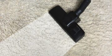 Πώς καθαρίζουμε τα χαλιά σωστά πριν τα αποθηκεύσουμε για το καλοκαίρι