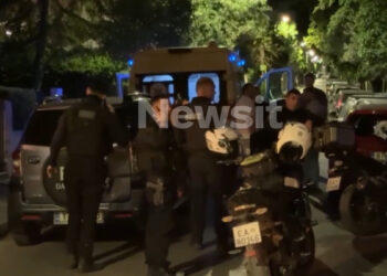 «Ακούστηκε ένα μπαμ και μετά: Βοήθεια!»: Οικογενειακή τραγωδία – Πυροβόλησε την γυναίκα του και έστρεψε το όπλο πάνω του (video)