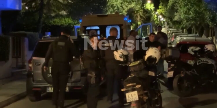 Alldaynews.gr «Ακούστηκε ένα μπαμ και μετά: Βοήθεια!»: Οικογενειακή τραγωδία – Πυροβόλησε την γυναίκα του και έστρεψε το όπλο πάνω του (video)