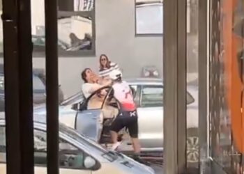 Ποδηλάτης έπιασε γυναίκα από το λαιμό και της έριχνε μπουνιές στη μέση του δρόμου (video)