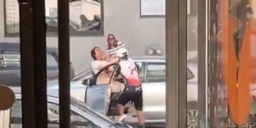 Ποδηλάτης έπιασε γυναίκα από το λαιμό και της έριχνε μπουνιές στη μέση του δρόμου (video)
