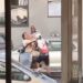 Ποδηλάτης έπιασε γυναίκα από το λαιμό και της έριχνε μπουνιές στη μέση του δρόμου (video)