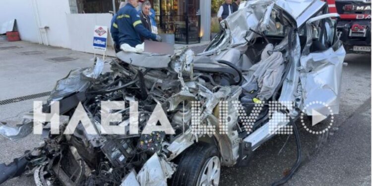 29χρονος «καρφώθηκε» με το αυτοκίνητό του σε νταλίκα – Σοκαριστικές εικόνες