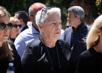 Αρνήθηκε η χήρα του Σουφλιά να δώσει το χέρι στον Μητσοτάκη