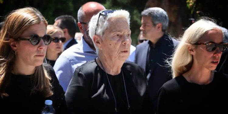 Αρνήθηκε η χήρα του Σουφλιά να δώσει το χέρι στον Μητσοτάκη