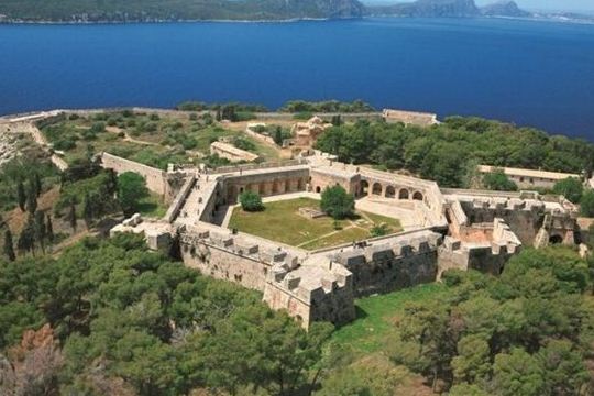 Αντιδράσεις για τον αρχαιολογικό χώρο που έγινε ο γάμος της κόρης της Μπαλατσινού 3 4 3