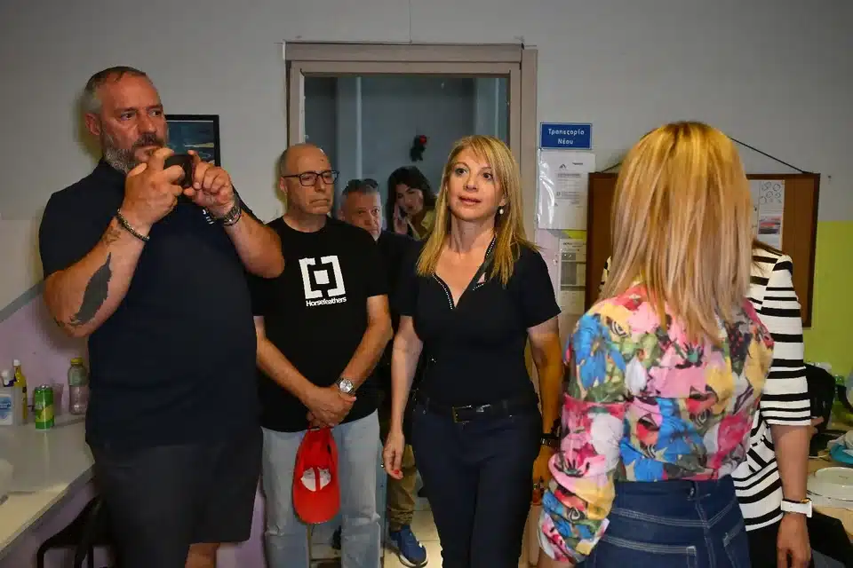 Άλλαξε στιλ ξανά η Καρυστιανού για τις περιοδείες της - Κυκλοφορεί πλέον με ένα πελώριο μαύρο αμάξι 12 5223174.jpg