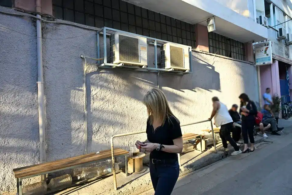 Άλλαξε στιλ ξανά η Καρυστιανού για τις περιοδείες της - Κυκλοφορεί πλέον με ένα πελώριο μαύρο αμάξι 5 5223255.jpg