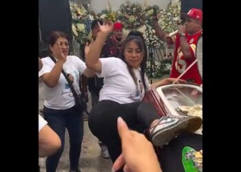 Παράξενος αποχαιρετισμός: «Twerking» της χήρας πάνω από το φέρετρο – Το viral βίντεο