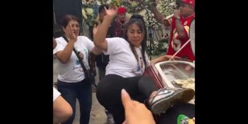 Παράξενος αποχαιρετισμός: «Twerking» της χήρας πάνω από το φέρετρο – Το viral βίντεο