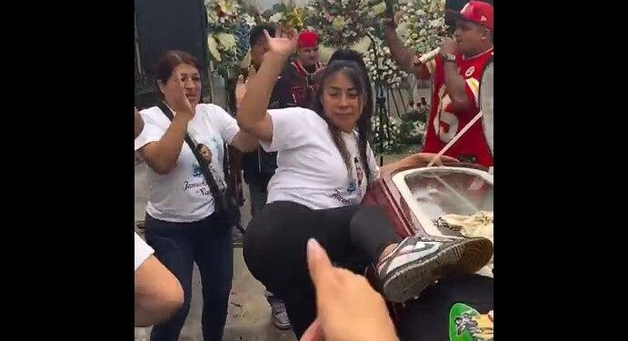 Παράξενος αποχαιρετισμός: «Twerking» της χήρας πάνω από το φέρετρο – Το viral βίντεο