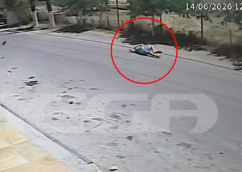Βίντεο: Η στιγμή που 14χρονος τραυματίζεται – «Οι δρόμοι είναι διαλυμένοι» καταγγέλλει ο πατέρας του – 16χρονος έπεσε από γέφυρα αφού έχασε τον έλεγχο