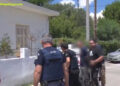 Διπλή δολοφονία στο Αίγιο: Βρέθηκε «κρυφή» πόρτα από συρματόπλεγμα δίπλα στο σπίτι του φονικού – Τα «θαμμένα» στοιχεία (video)
