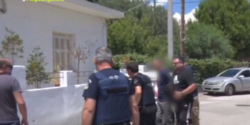 Διπλή δολοφονία στο Αίγιο: Βρέθηκε «κρυφή» πόρτα από συρματόπλεγμα δίπλα στο σπίτι του φονικού – Τα «θαμμένα» στοιχεία (video)